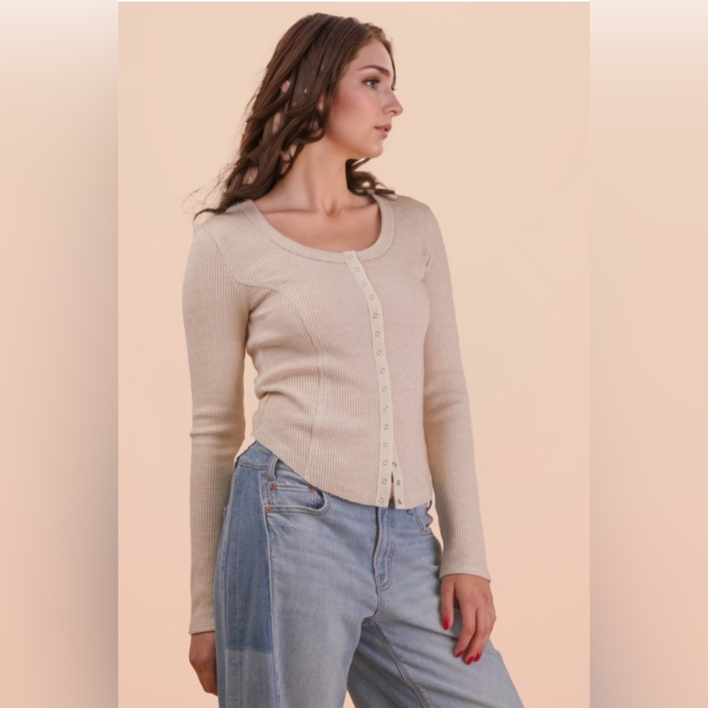 Women's Oatmeal Ribbed Snap Button-Up Top - Picture 2 of 3